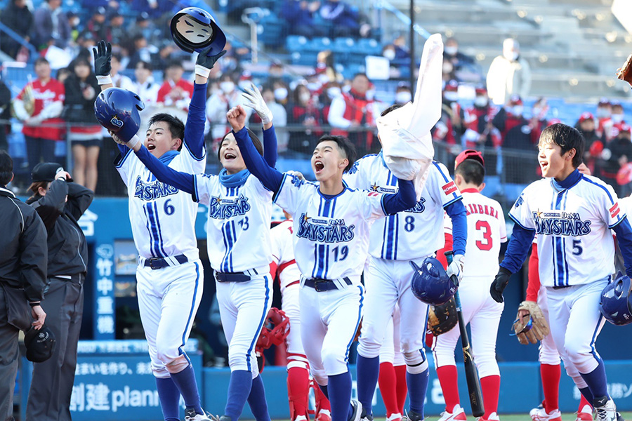 劇的な逆転サヨナラ勝ちを収め歓喜に沸くDeNAジュニア【写真：加治屋友輝】