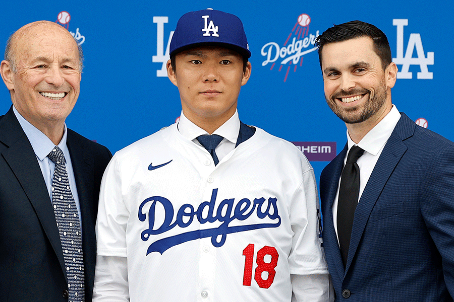 ドジャース入団会見に臨んだ山本由伸【写真：Getty Images】