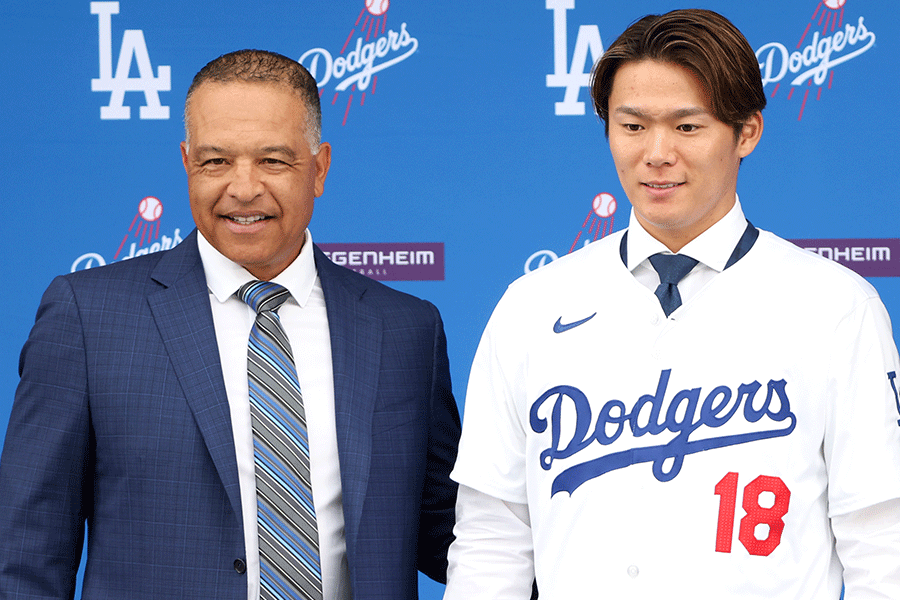 ドジャースのデーブ・ロバーツ監督（左）と山本由伸【写真：Getty Images】