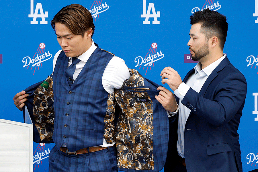 ドジャース入団会見に臨んだ山本由伸（左）【写真：Getty Images】