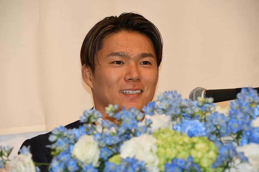 会見に臨んだ山本由伸【写真：北野正樹】