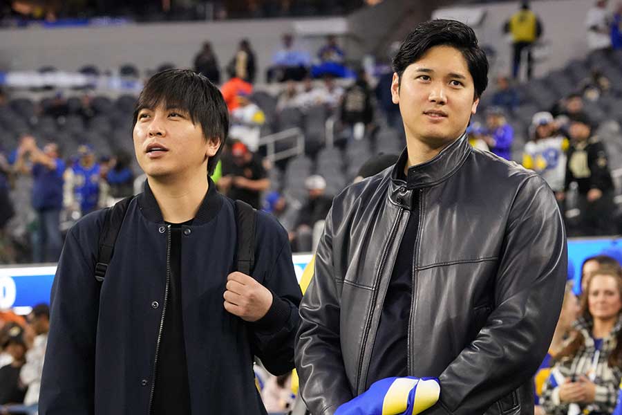 水原一平通訳（左）とドジャース・大谷翔平【写真：ロイター】