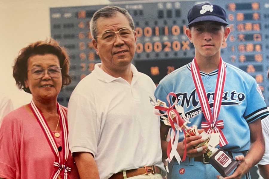 中学時代のG.G.佐藤氏（右）と野村克也・沙知代夫妻【写真：本人提供】