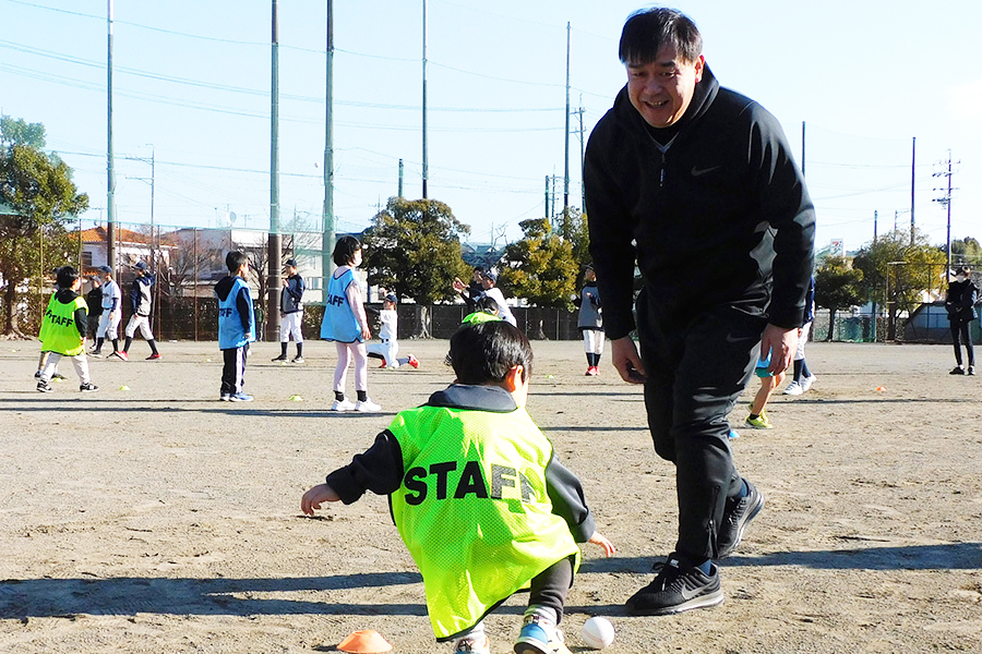 子どもたちに野球の楽しさを伝える赤堀氏【写真：間淳】