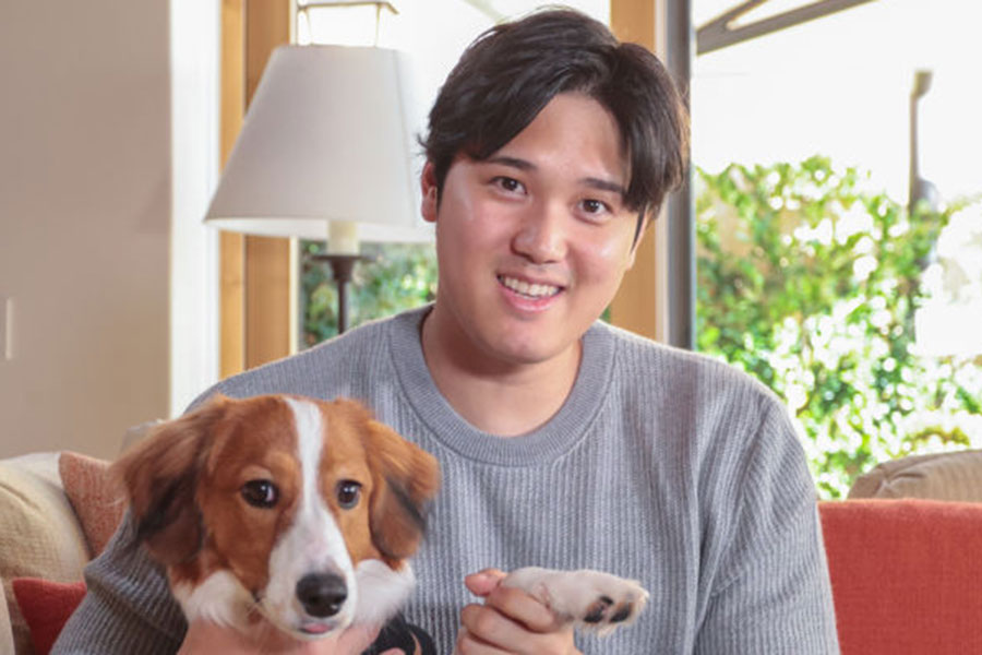 ドジャース・大谷翔平（右）と愛犬「デコピン」【写真：Getty Images】