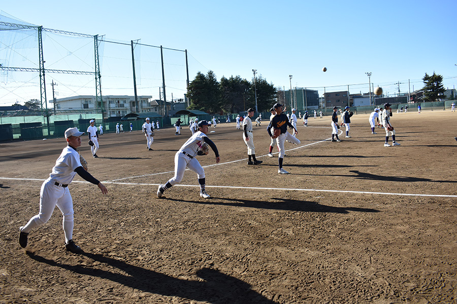 高校生のサポートを受けながら中学生たちが高校野球を体感【写真：高橋幸司】