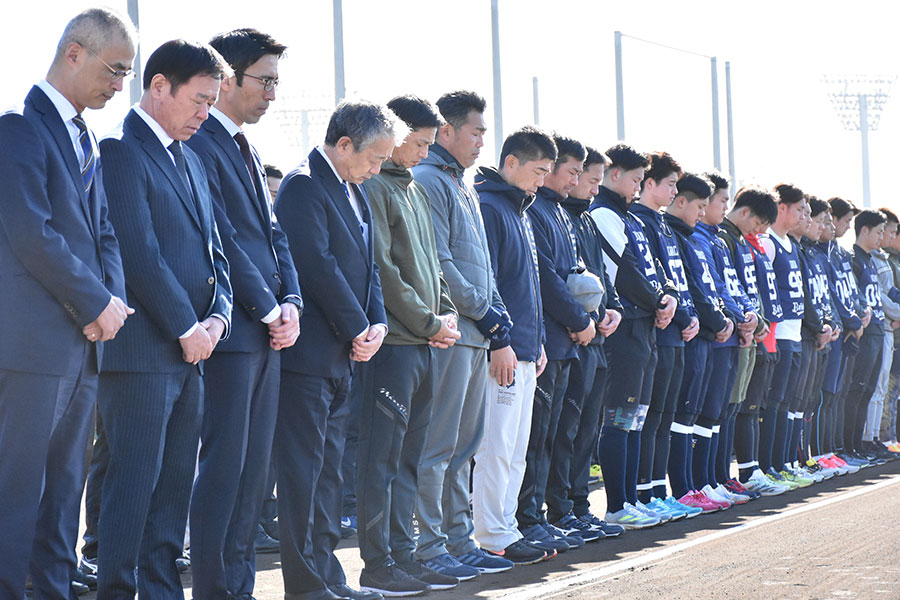 大阪・舞洲の球団施設で約1分間、犠牲者へ向け黙祷をささげた【写真：橋本健吾】