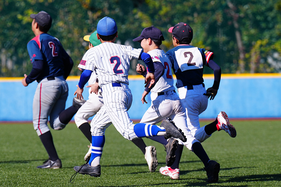 子どもたちが野球に打ち込むことで家族にも変化が（写真はイメージ）【写真：荒川祐史】
