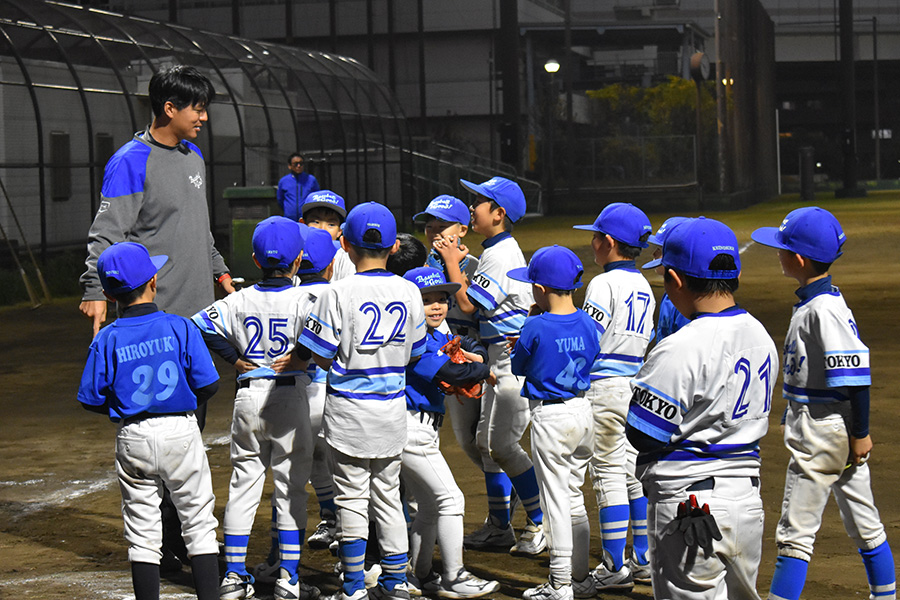 BIGベースボールクラブの運営幹部を務める上野啓輔氏（左端）【写真：高橋幸司】