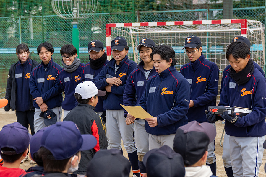 小学校低学年向けの野球教室を開催した多摩高校野球部【写真：伊藤賢汰】