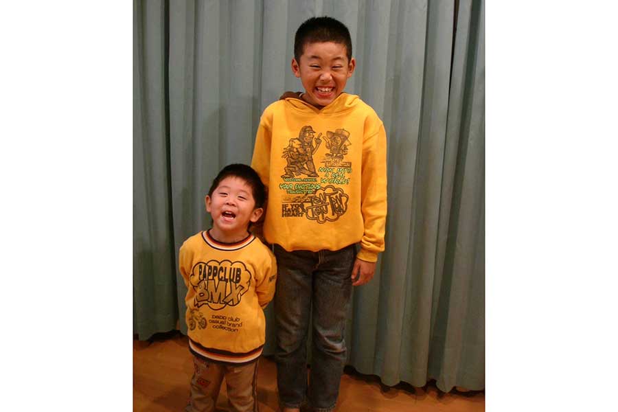 幼少期の鈴木楓汰（左）と兄・昭汰さん【写真：本人提供】