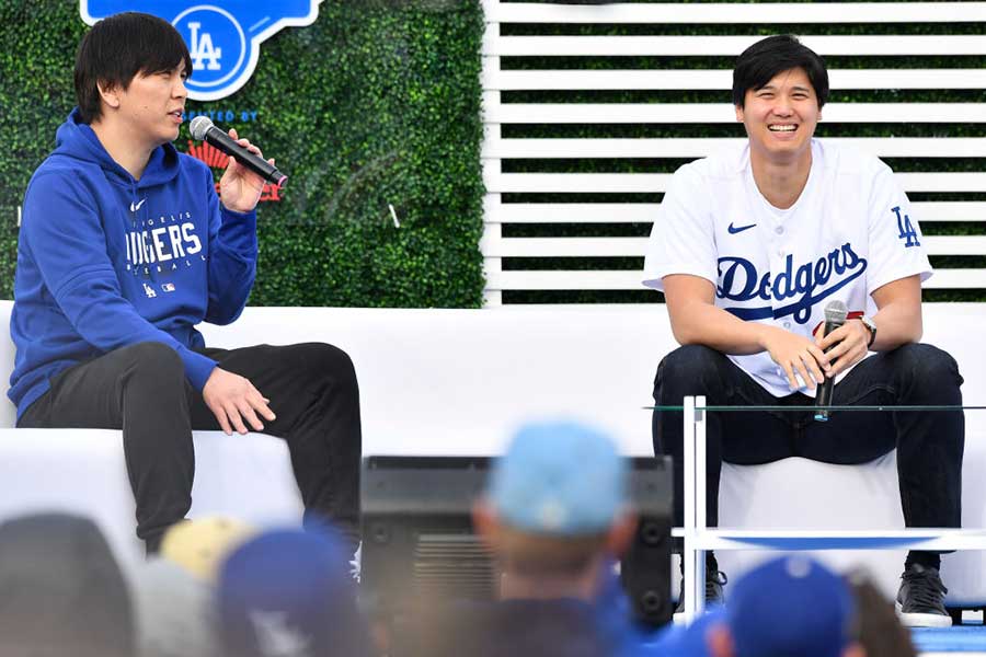 ファンフェスタに参加したドジャース・大谷翔平（右）と水原一平通訳【写真：Getty Images】