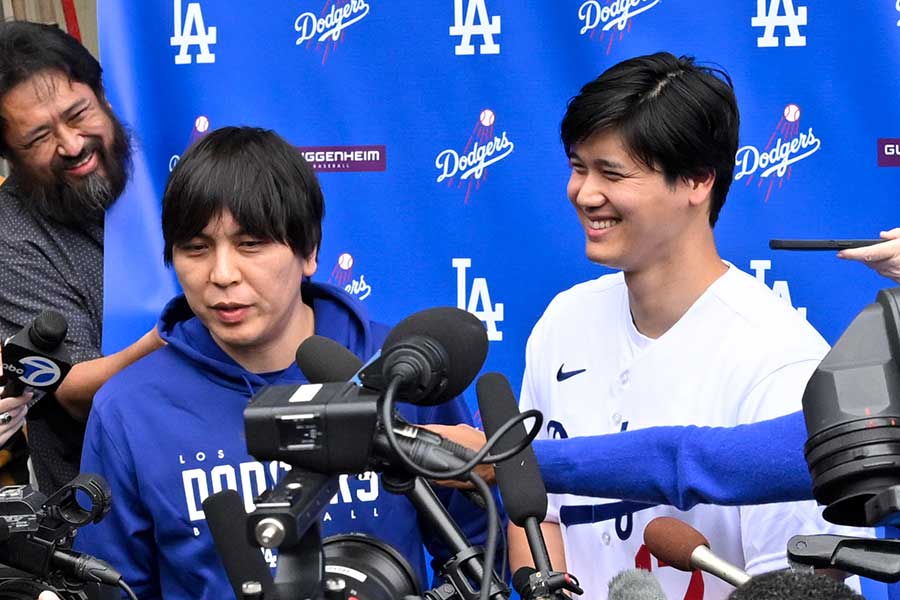 ファンフェスタに参加したドジャース・大谷翔平（右）と水原一平通訳【写真：Getty Images】