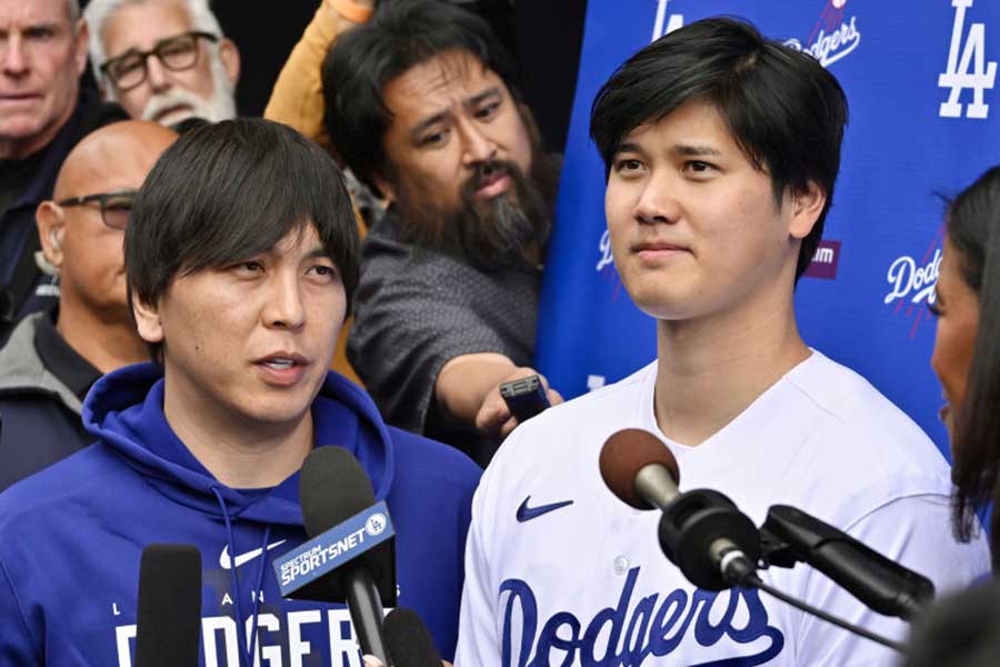 ファンフェスタで取材に対応するドジャース・大谷翔平（右）と水原一平通訳【写真：Getty Images】