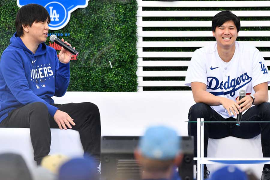 ファンフェスタに参加したドジャース・大谷翔平（右）と水原一平通訳【写真：Getty Images】