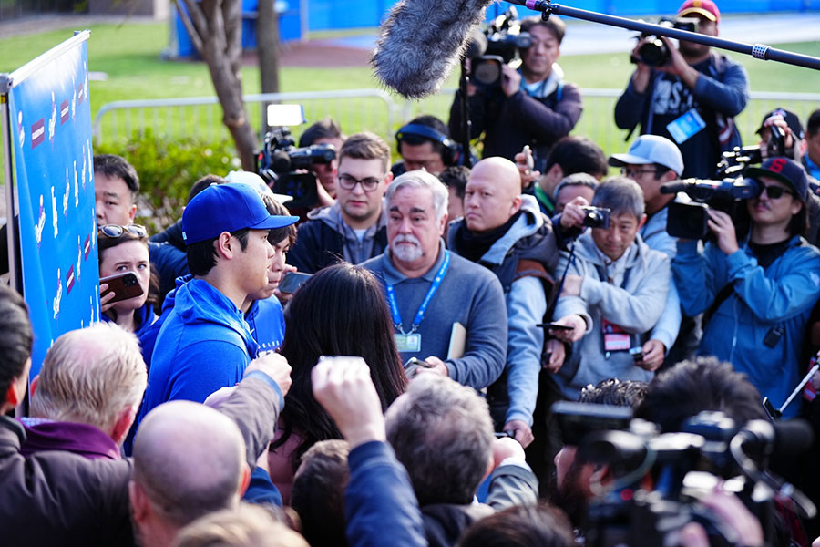 囲み取材を受けるドジャース・大谷翔平【写真：荒川祐史】