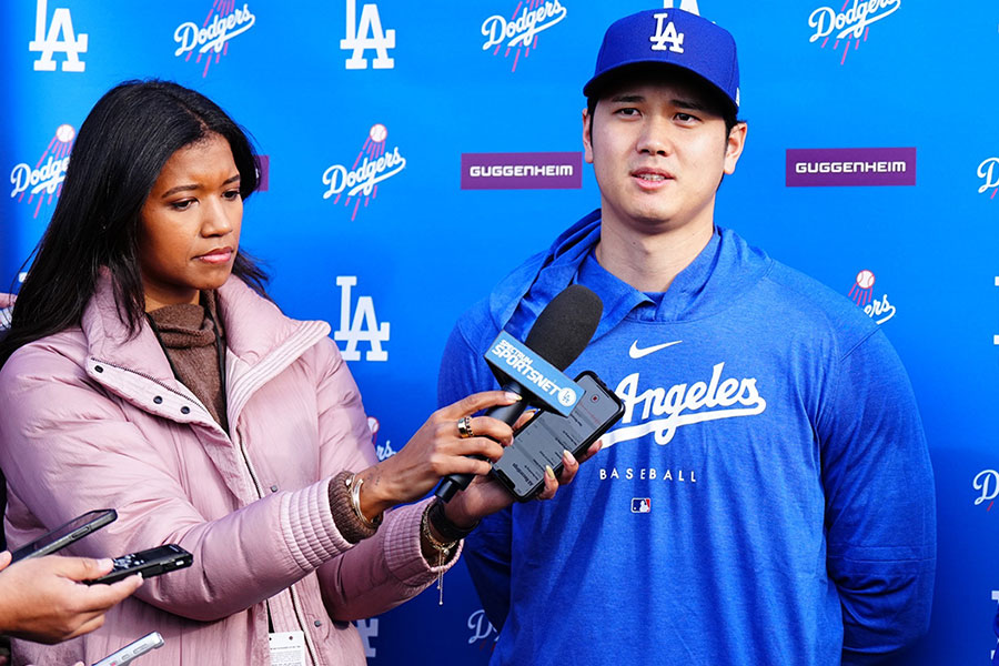 囲み取材を受けるドジャース・大谷翔平（右）とキルステン・ワトソンさん【写真：荒川祐史】