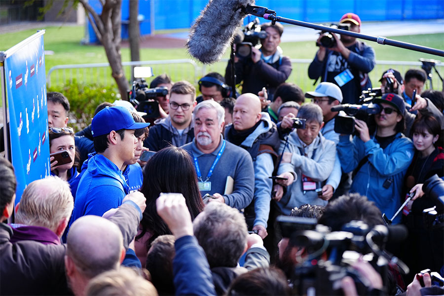 囲み取材に応じたドジャース・大谷翔平【写真：荒川祐史】