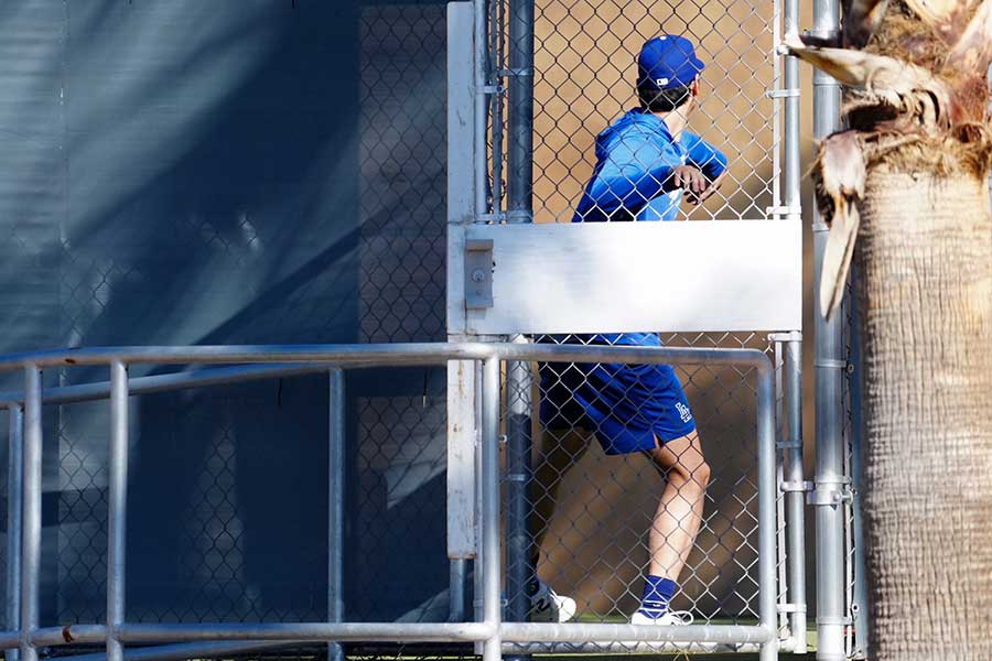 シャドーピッチングを行うドジャース・大谷翔平【写真：荒川祐史】