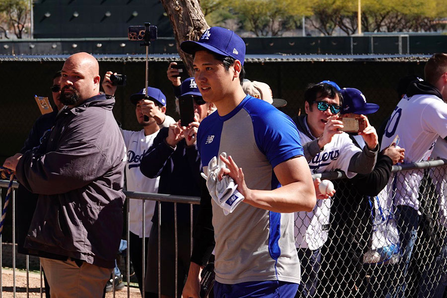 大谷をチラ見する警備員（左）【写真：小谷真弥】