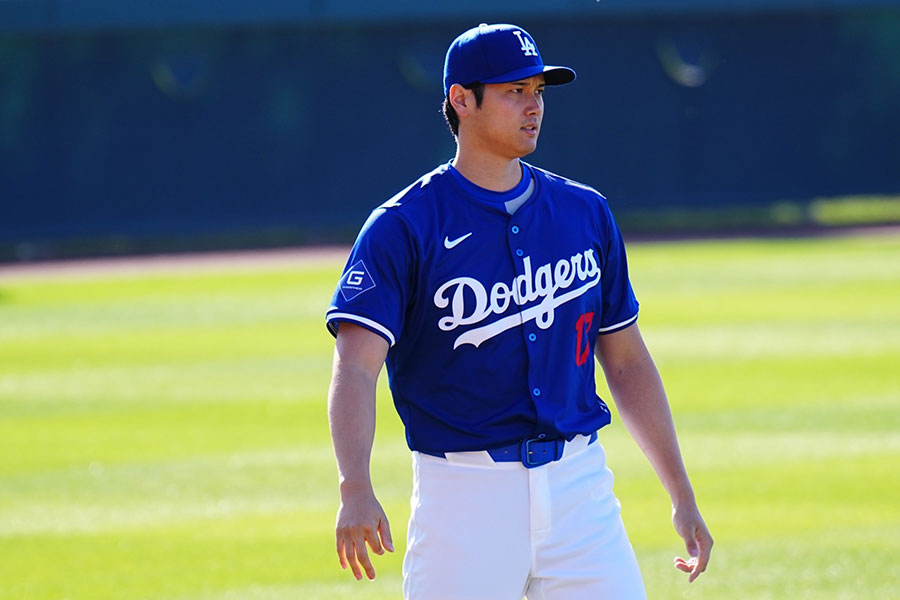 キャンプ初のユニホーム姿で練習を行ったドジャース・大谷翔平【写真：荒川祐史】