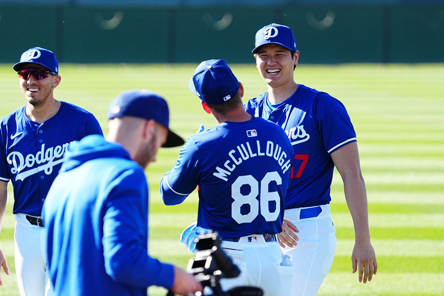 チームメートと談笑するドジャース・大谷翔平（右）【写真：荒川祐史】