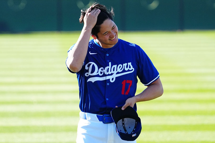 髪をいじるドジャース・大谷翔平【写真：荒川祐史】