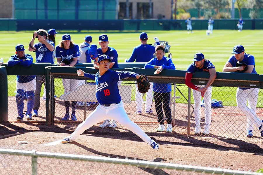 投球前、同僚らが見守る中でブルペンに入ったドジャース・山本由伸【写真：荒川祐史】