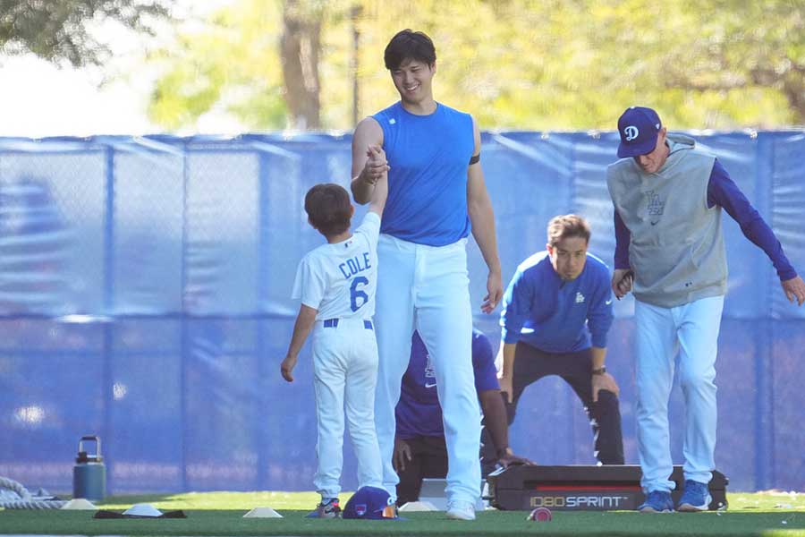 チームメートの子どもたちと交流する大谷翔平【写真：荒川祐史】