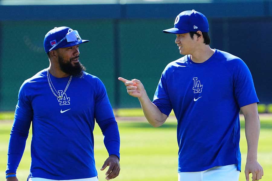 ドジャースのテオスカー・ヘルナンデス（左）と談笑する大谷翔平【写真：荒川祐史】