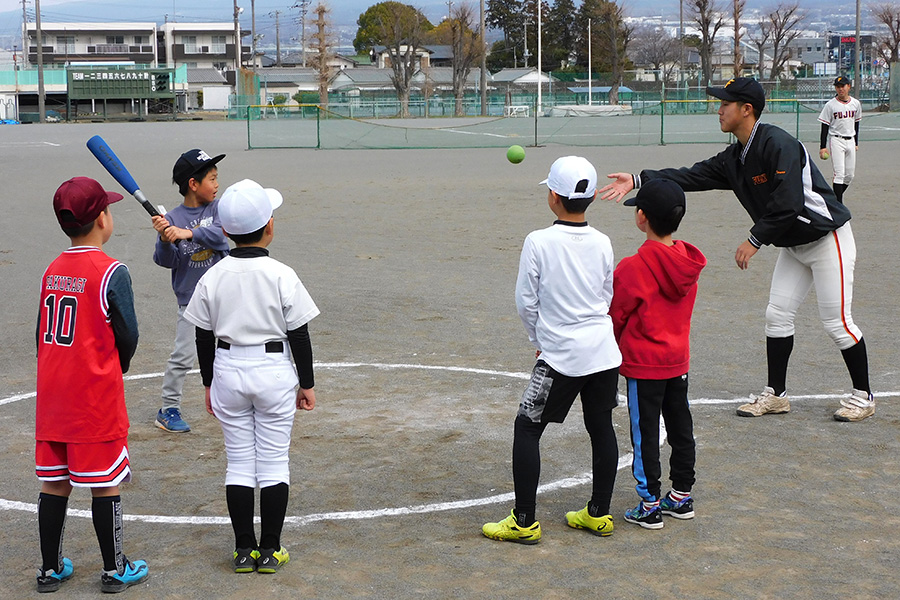 17日に富士高校野球部が行った野球教室の様子【写真：間淳】