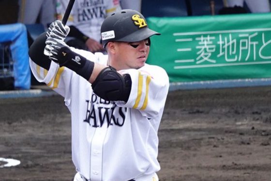 鷹・山川が“本拠地1号”　中堅越えの一発…どすこいにドーム沸く