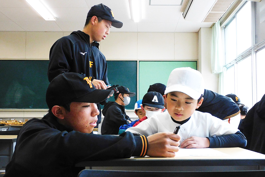 富士高野球部が行った野球教室の様子。学習の時間も設けられた【写真：間淳】