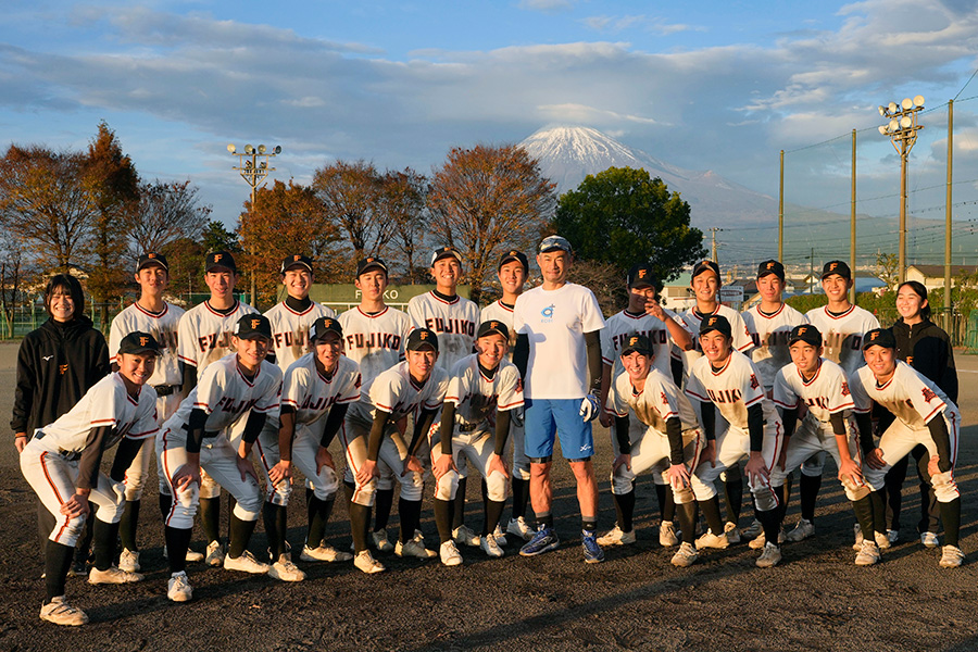 2022年12月の訪問の際、富士山を背に記念写真を撮る富士高ナインとイチロー氏【写真：代表撮影】
