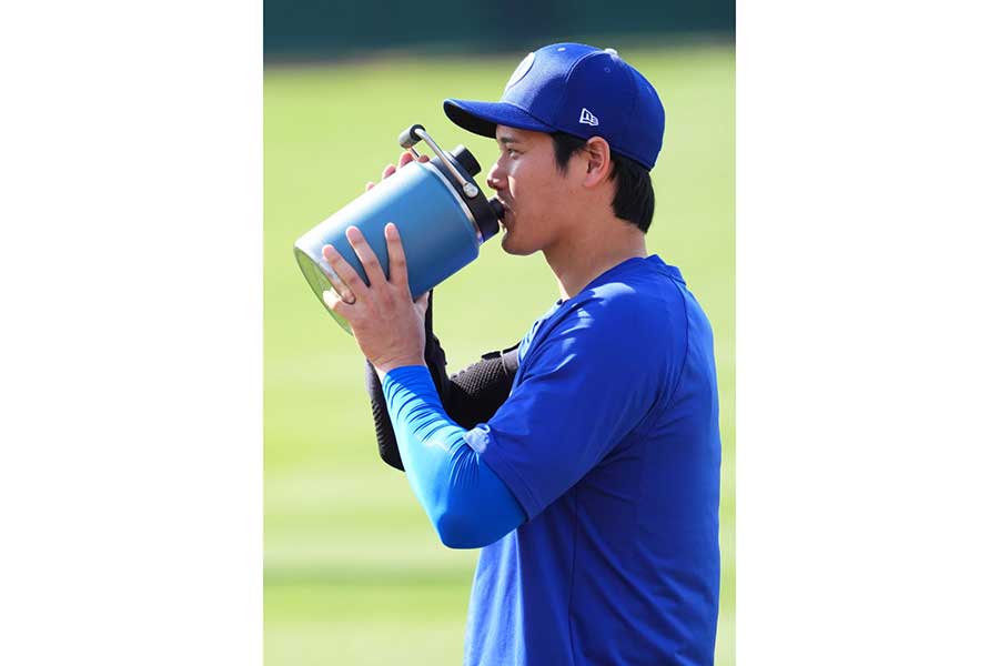 大型水筒で水分補給するドジャース・大谷翔平【写真：Getty Images】