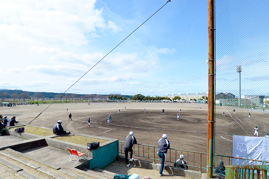 学童軟式なら、4面で同時に試合をしても余裕のある滋賀・東近江市の長山公園野球場【写真：フィールドフォース提供】