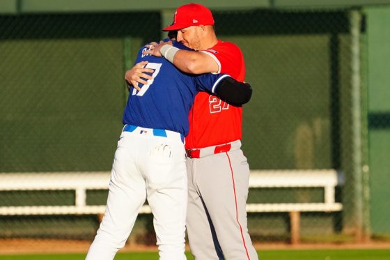 大谷翔平、トラウトとハグ　古巣との試合前に熱い光景…再会を喜び合う