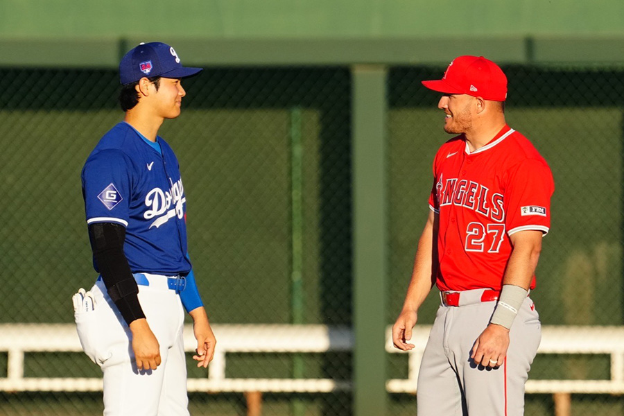 試合前に会話をするジャース・大谷翔平（左）とエンゼルスのマイク・トラウト【写真：荒川祐史】