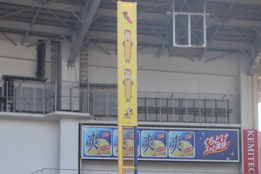 ZOZOマリンスタジアムのホームランポールに掲出された「トッポ」の広告【写真：球団提供】