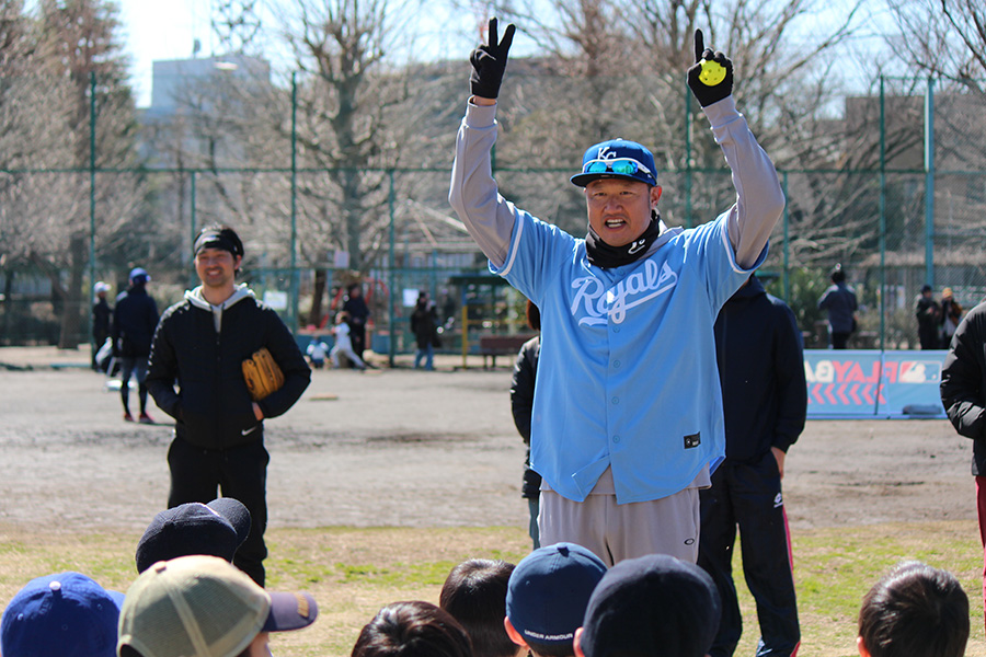 MLBジャパンのイベント「PLAY BALL」で指導するマック鈴木氏【写真：内田勝治】