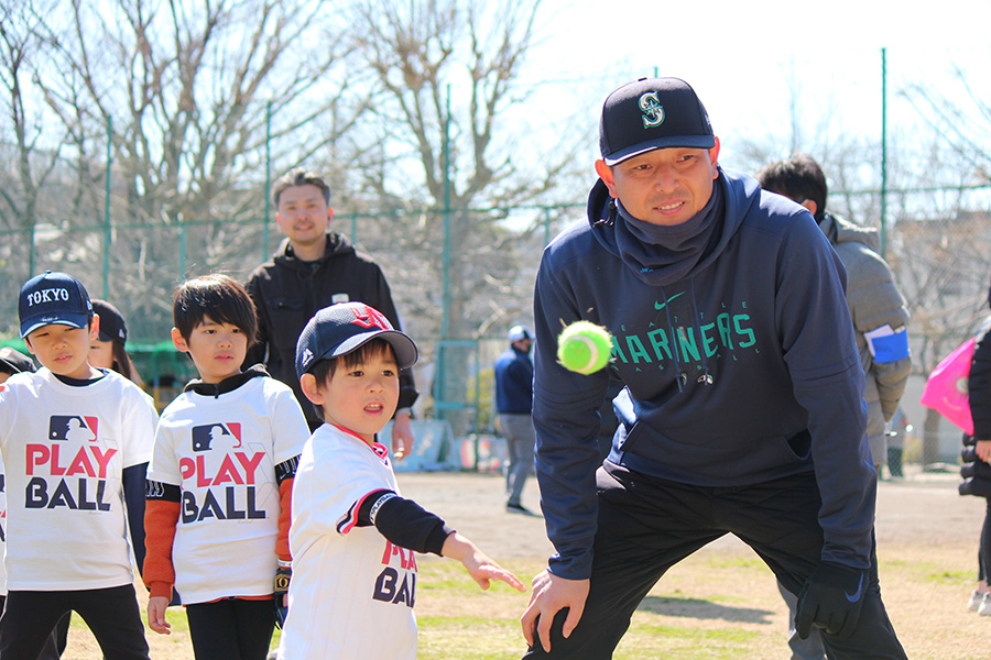 MLBジャパンのイベント「PLAY BALL」で指導する岩隈久志氏【写真：内田勝治】