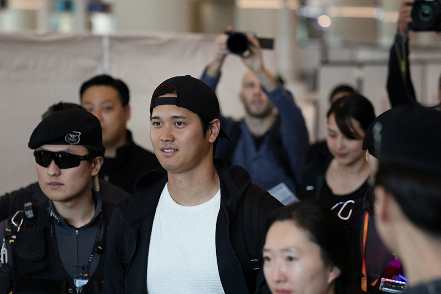 仁川国際空港に到着したドジャース・大谷翔平（左）と新妻【写真：ロイター】