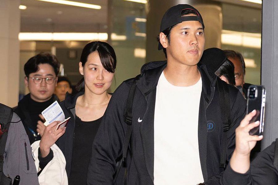 仁川国際空港に到着したドジャース・大谷翔平（右）と新妻【写真：Getty Images】