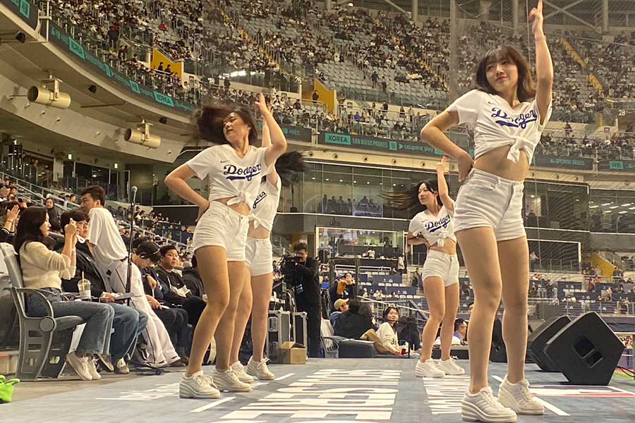 ダンスを披露する韓国プロ野球のチアリーダー【写真：真柴健】