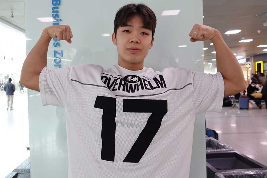 韓国・ソウル駅で遭遇した「17番」を着た青年【写真：真柴健】