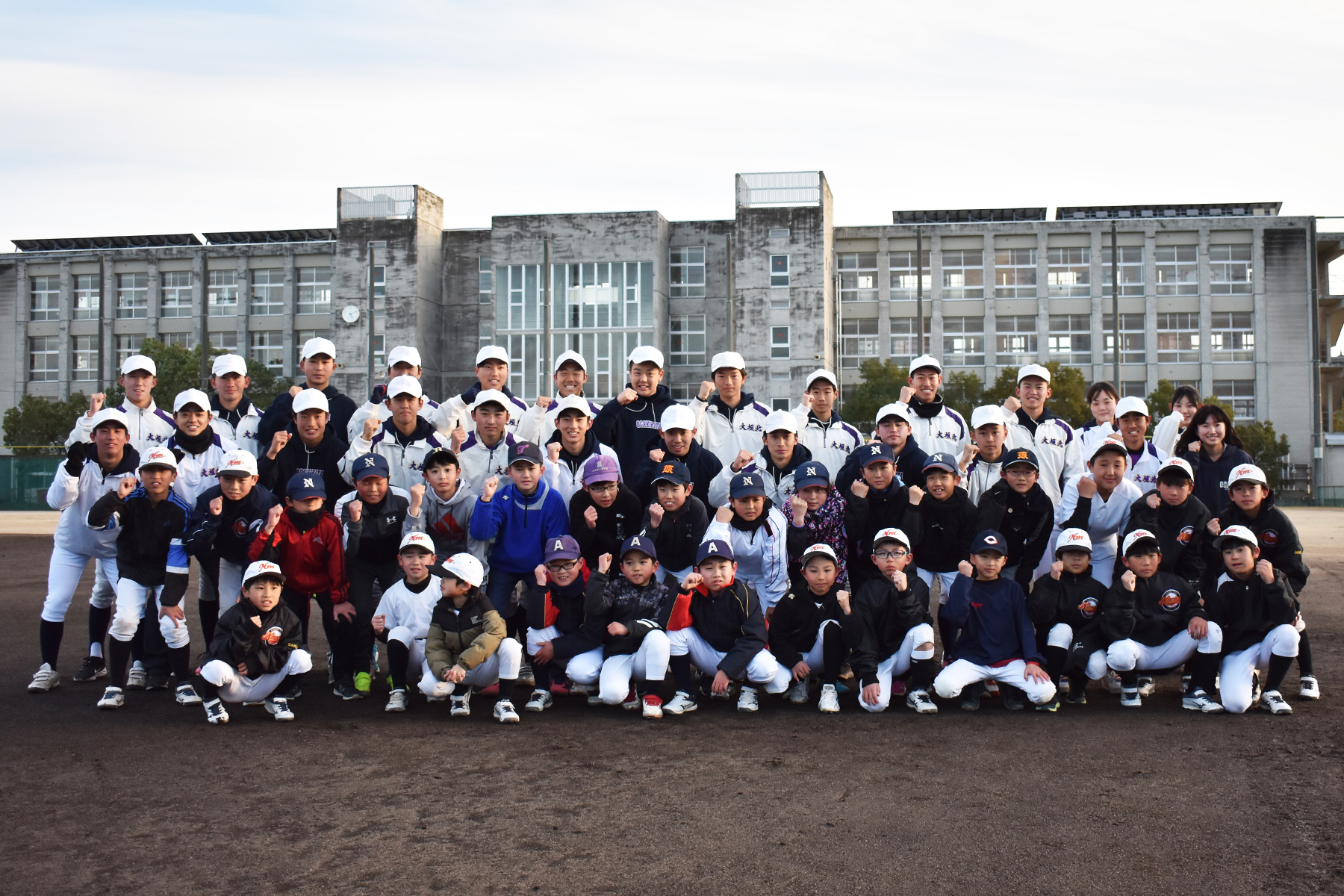 大垣北高校野球部ナインとラボに参加する小学生たち【写真：高橋幸司】