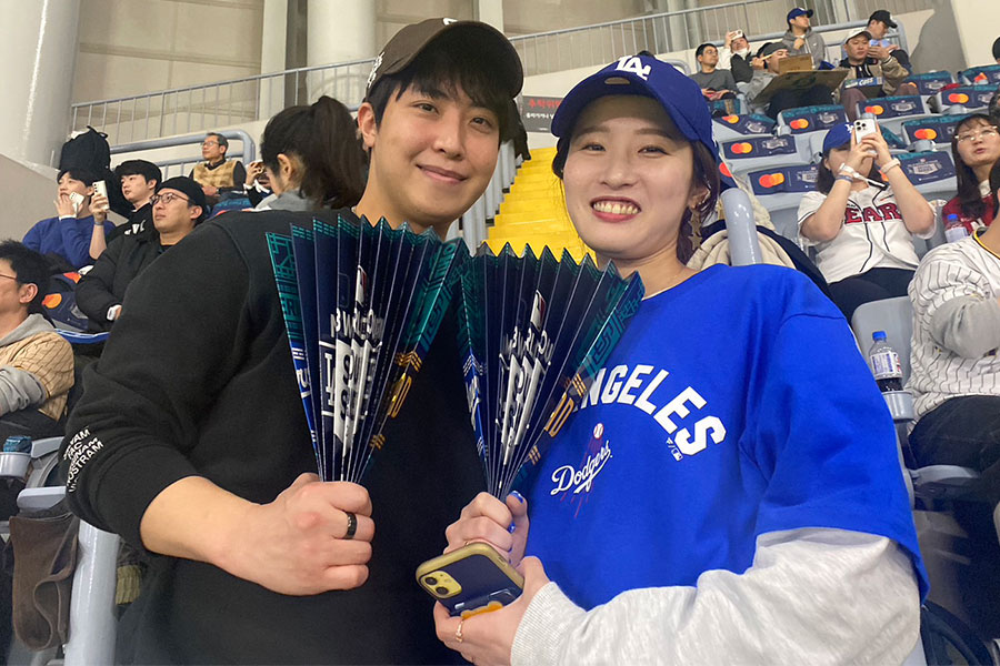 パドレス-ドジャース戦を観戦する日韓夫婦の李志訓さん（左）と妻の佳菜未さん【写真：本人提供】