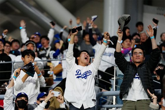 記者席が騒然…韓国メディアはサッカーで大熱狂　メジャーの試合中、出現した応援団