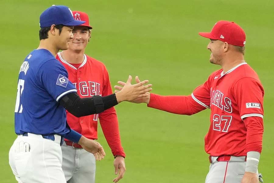 握手を交わすドジャース・大谷翔平（左）とマイク・トラウト【写真：小林靖】