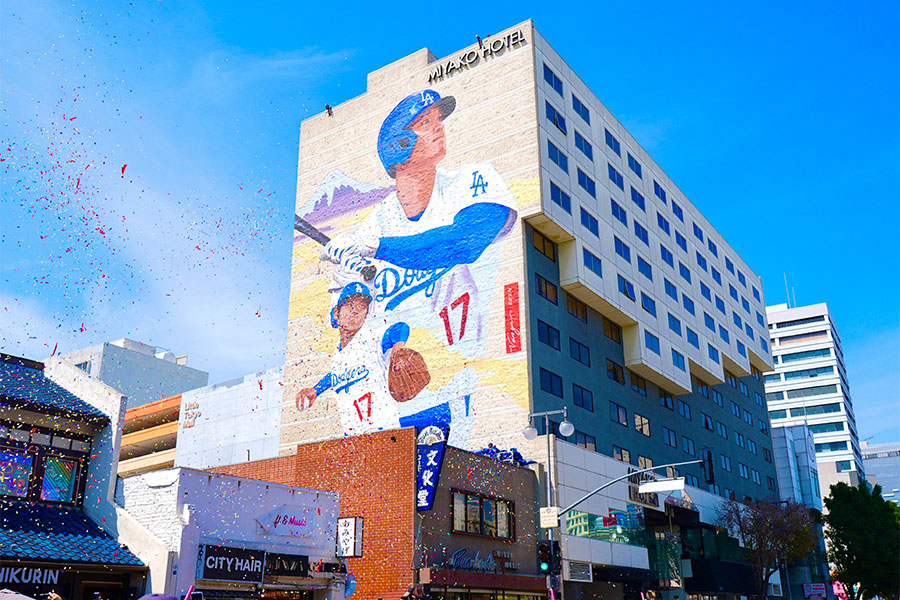 リトルトーキョー地区にある「ミヤコホテル」に描かれたドジャース・大谷翔平の壁画【写真：小林靖】